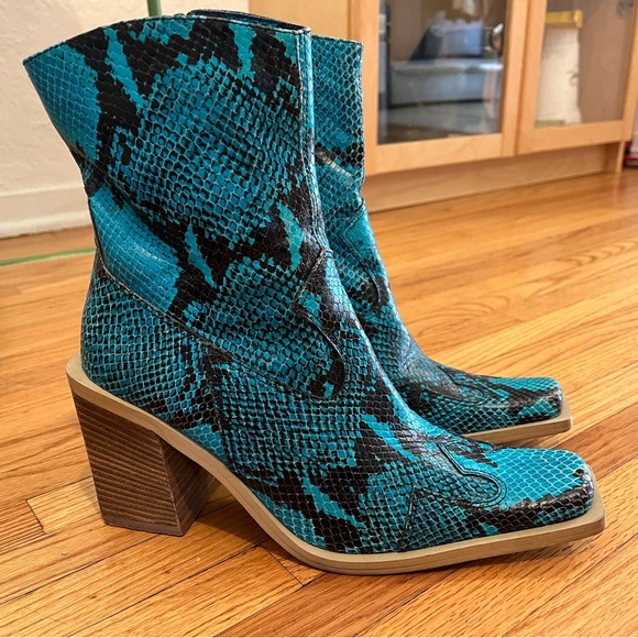 Incredible Italian leather teal snake boots - Picture 3 of 5